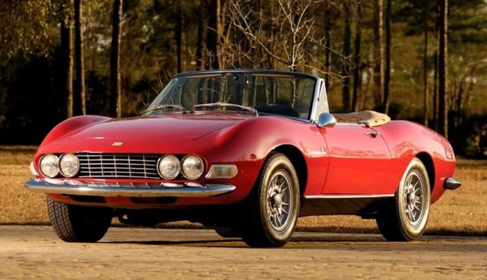 Un auto Fiat con motor de Ferrari