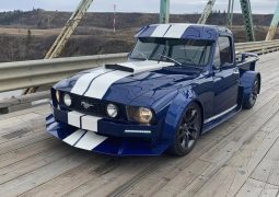 Un auto de Ford fue transformado en pick-up