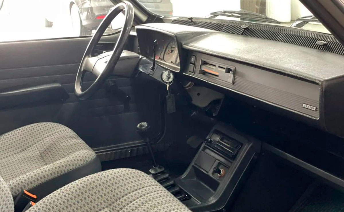 Renault 12 1994 interior 1