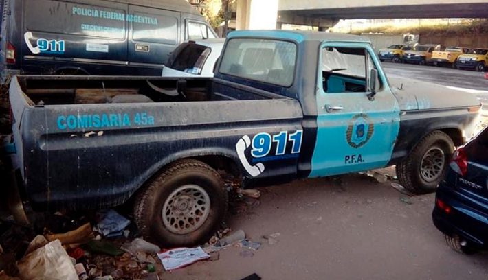 Ford F 100 patrullero abandonada