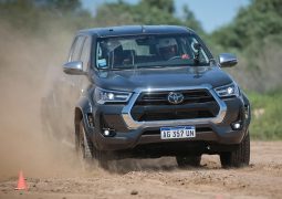 Toyota Hilux aceleracion en tierra