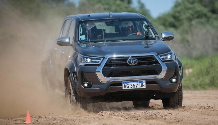 Toyota Hilux aceleracion en tierra
