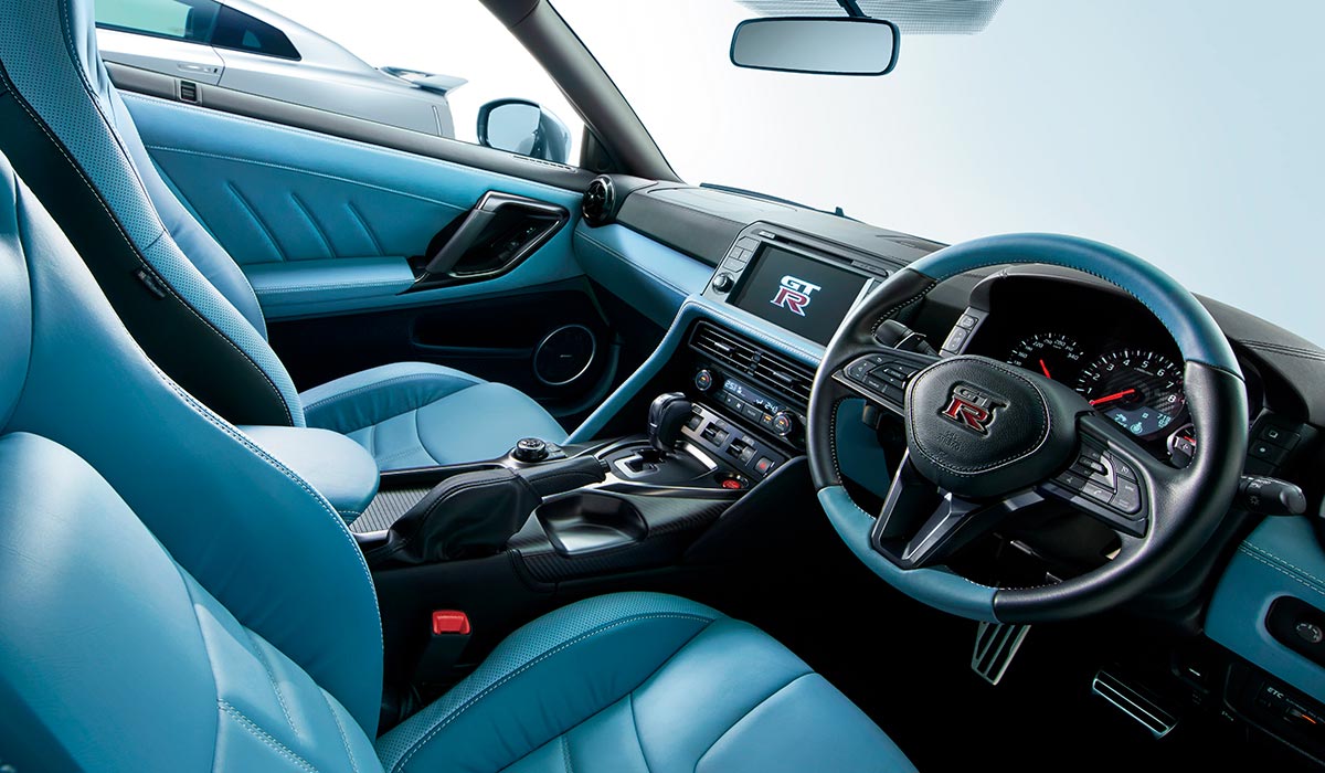 Deportivo Nissan GT R interior azul