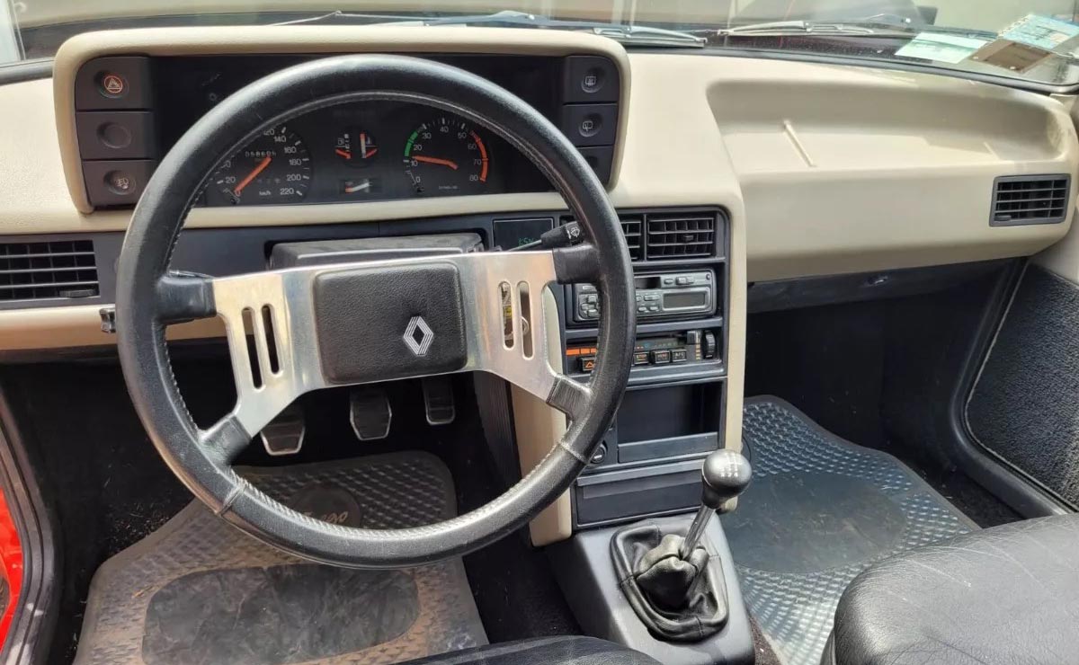 Renault Fuego GTX interior