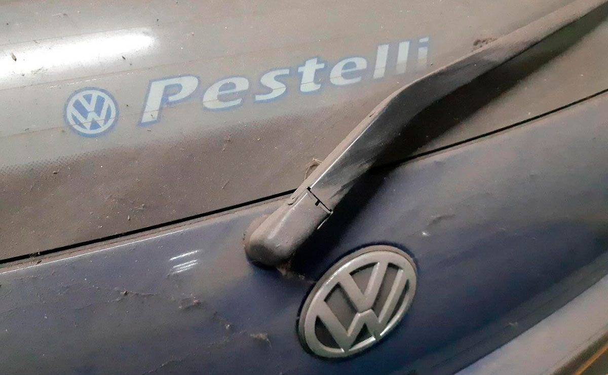 Volkswagen Gol abandonado 2