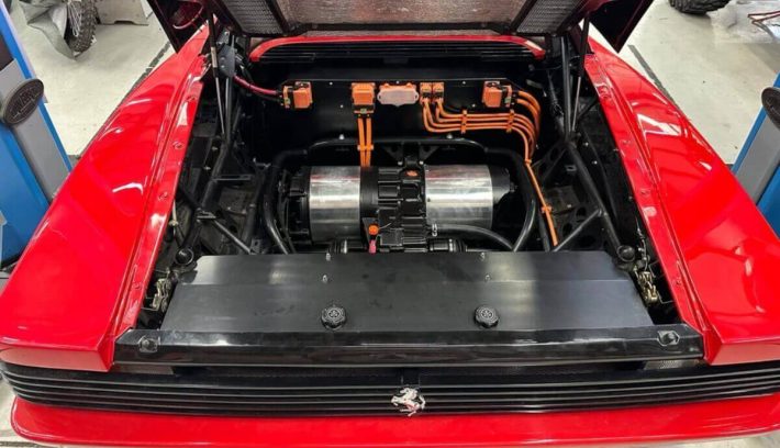 Paso de la transformación de un Ferrari Testarossa a Teslarossa