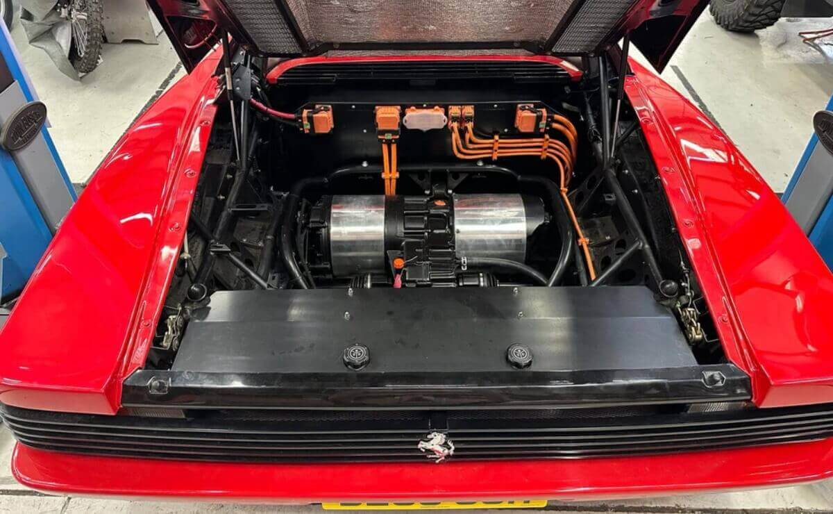 Paso de la transformación de un Ferrari Testarossa a Teslarossa
