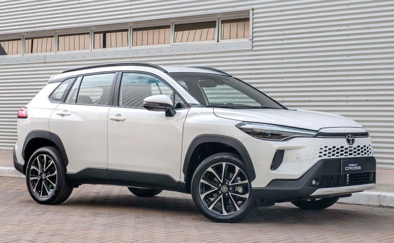 Prueba de consumo Toyota Corolla Cross naftero vs híbrido: ¿cuál gasta ...