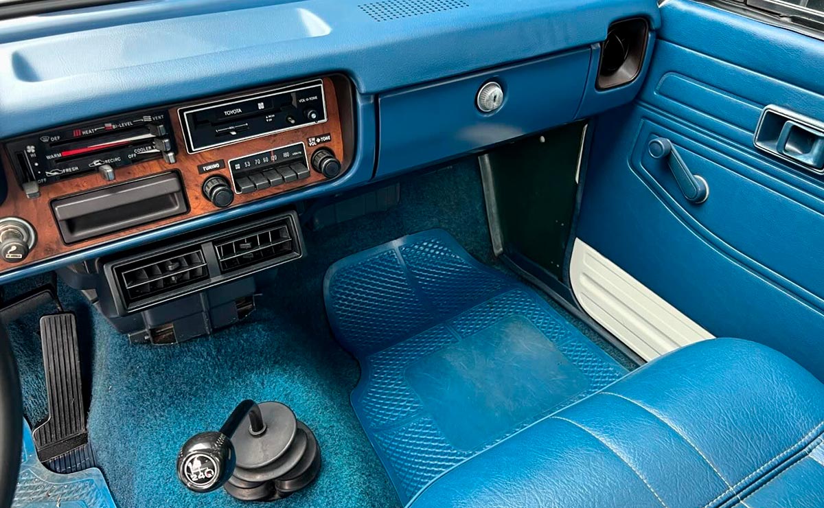 Toyota Hilux 2000 interior