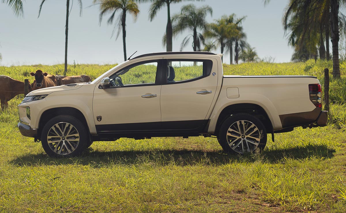 Mitsubishi L200 Triton Sport Terra perfil