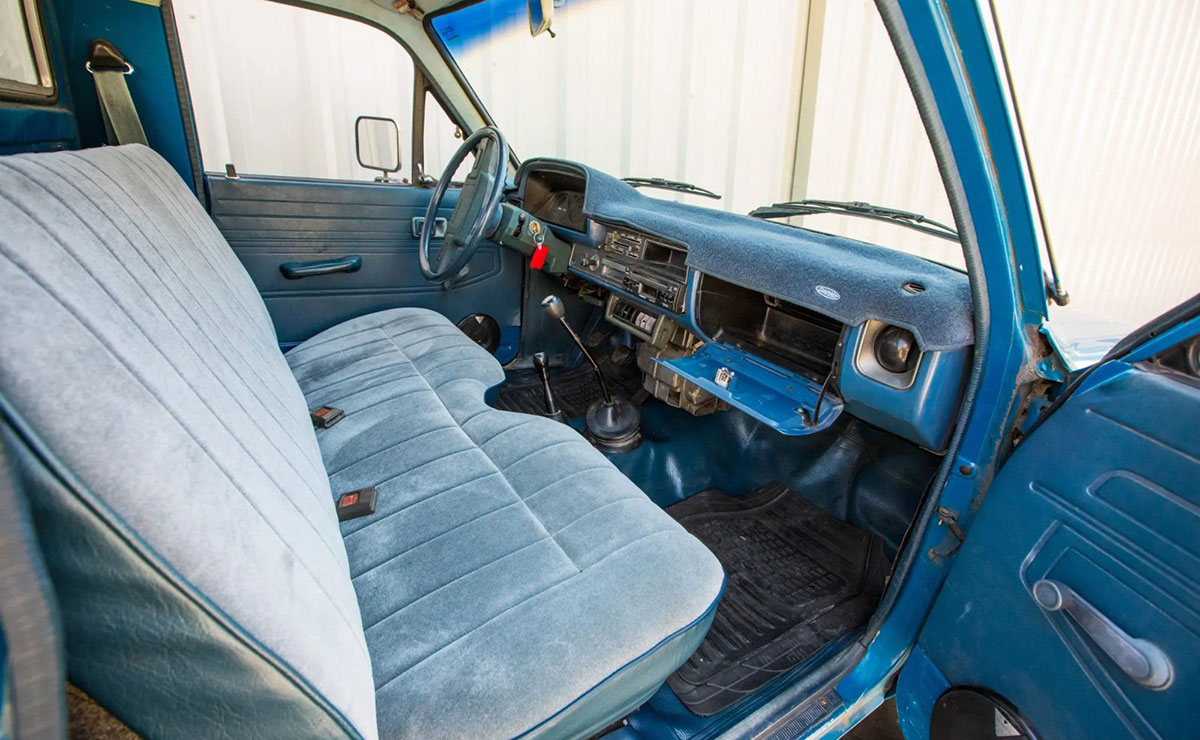 Pick up Toyota 1980 interior 1