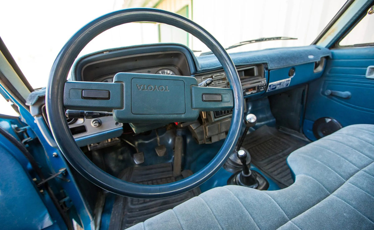 Pick up Toyota 1980 interior