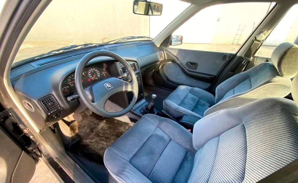 Sedan Peugeot 405 GR 0km interior