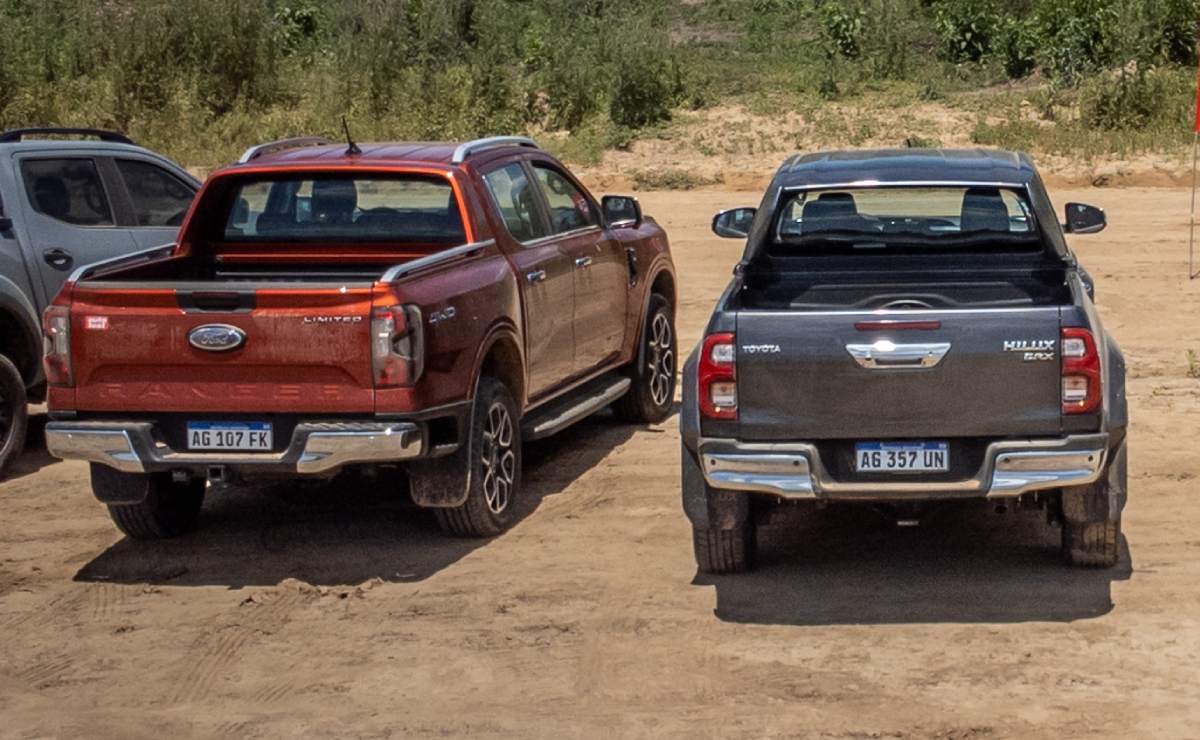 Ford Ranger vs Toyota Hilux 2