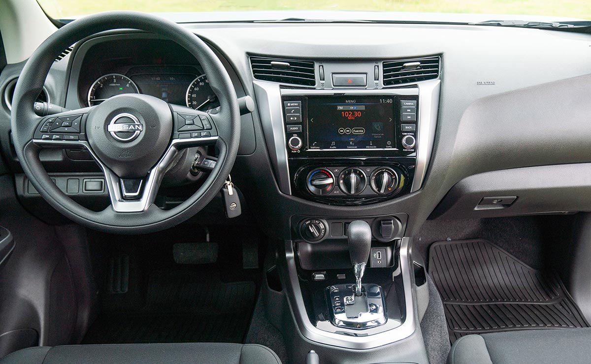 Nissan Frontier X Gear lanzamiento interior