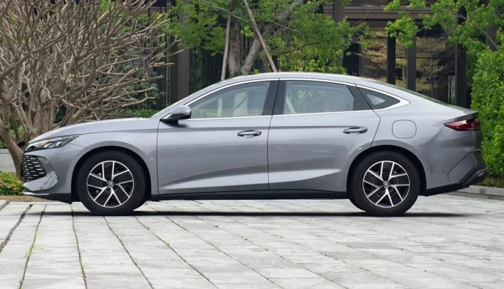 Sedan BYD Qin L DM i perfil