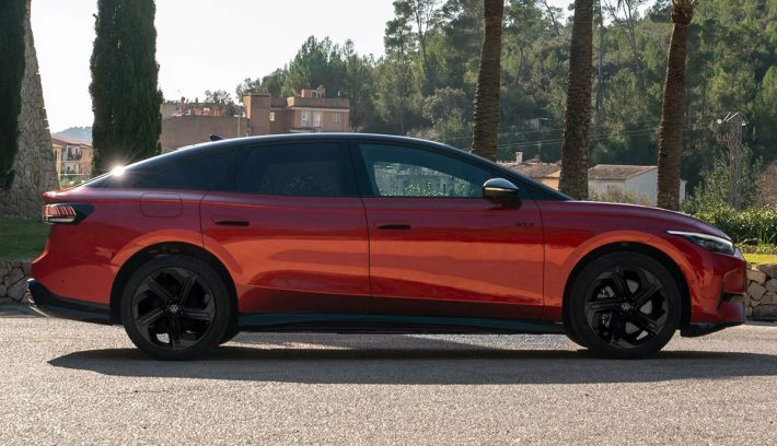 Sedan Volkswagen ID.7 GTX perfil