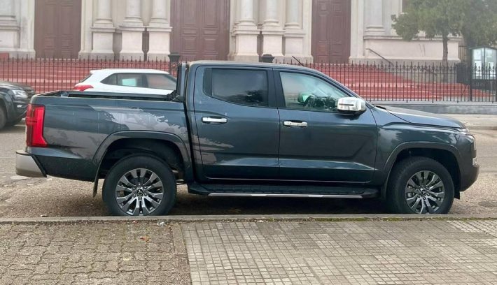 Pick up Mitsubishi L200 perfil 1