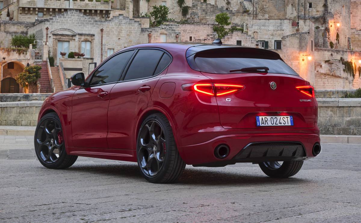 SUV Alfa Romeo Stelvio trasera