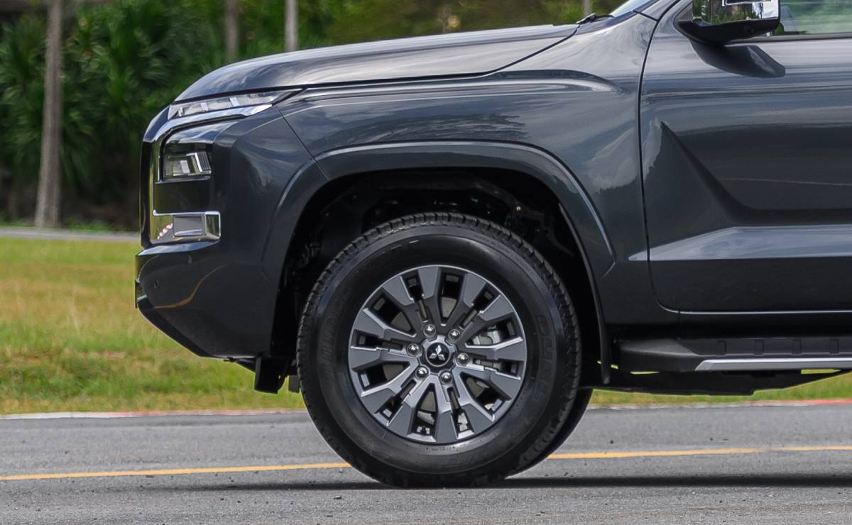 Pick up Mitsubishi L200 GLS llanta