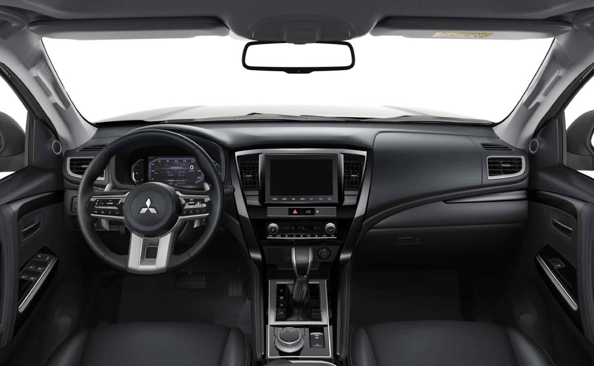 SUV Mitsubishi Pajero Sport interior