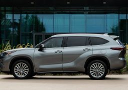 SUV Toyota Highlander perfil