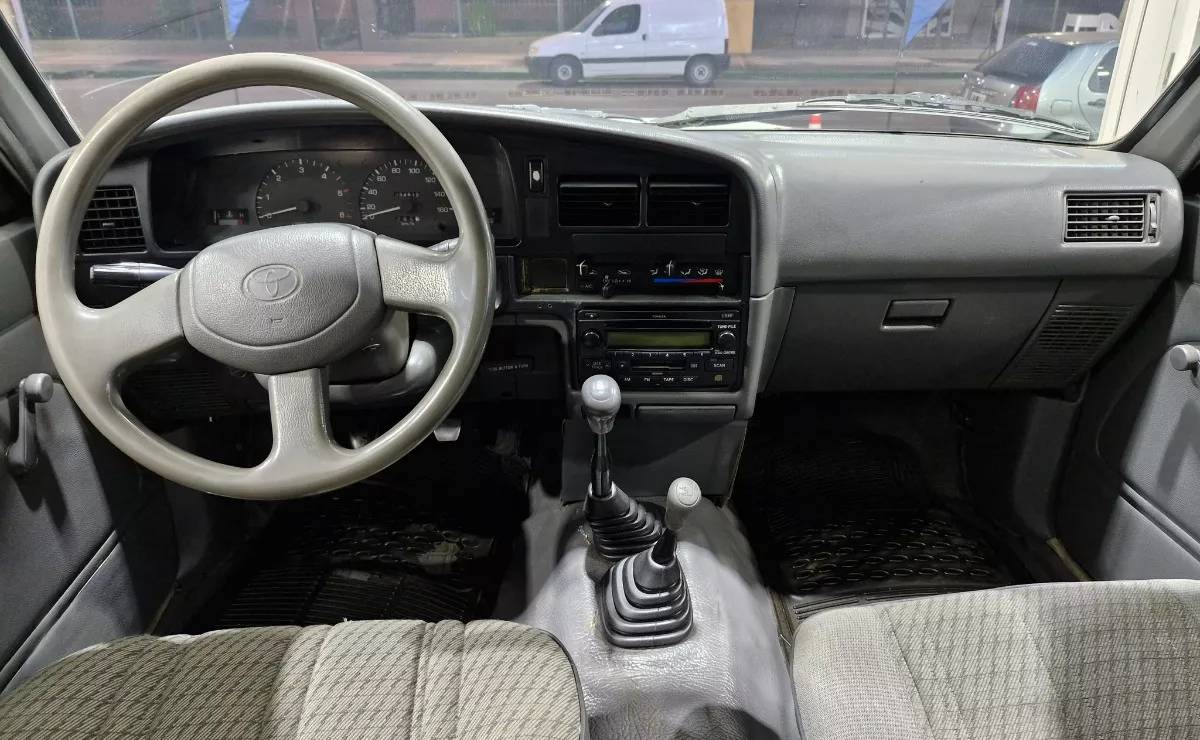 Toyota Hilux 1999 interior