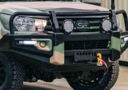 Una Toyota Hilux con seis ruedas y características que hasta la hacen ficticia