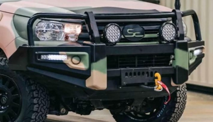 Una Toyota Hilux con seis ruedas y características que hasta la hacen ficticia