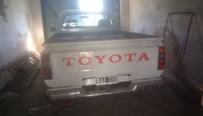 Toyota-Hilux-2000-1981-abandonada