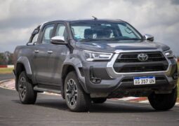 Toyota-Hilux-SRX-2024-acción