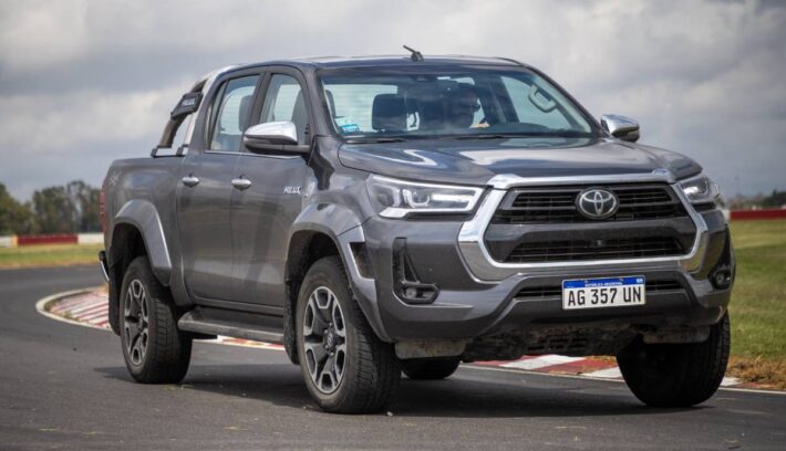 Toyota-Hilux-SRX-2024-acción