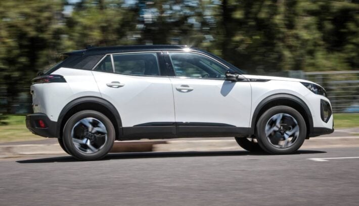 Peugeot 2008 GT accion perfil