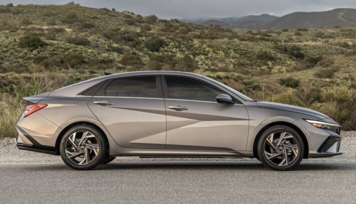 Sedan Hyundai Elantra perfil