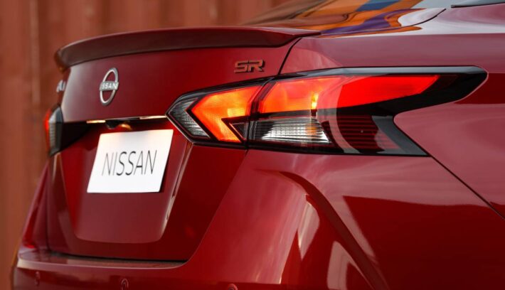 Nissan Versa cola 1