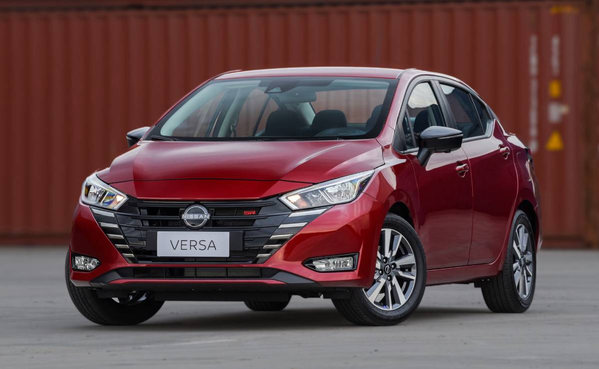 Nissan Versa frente