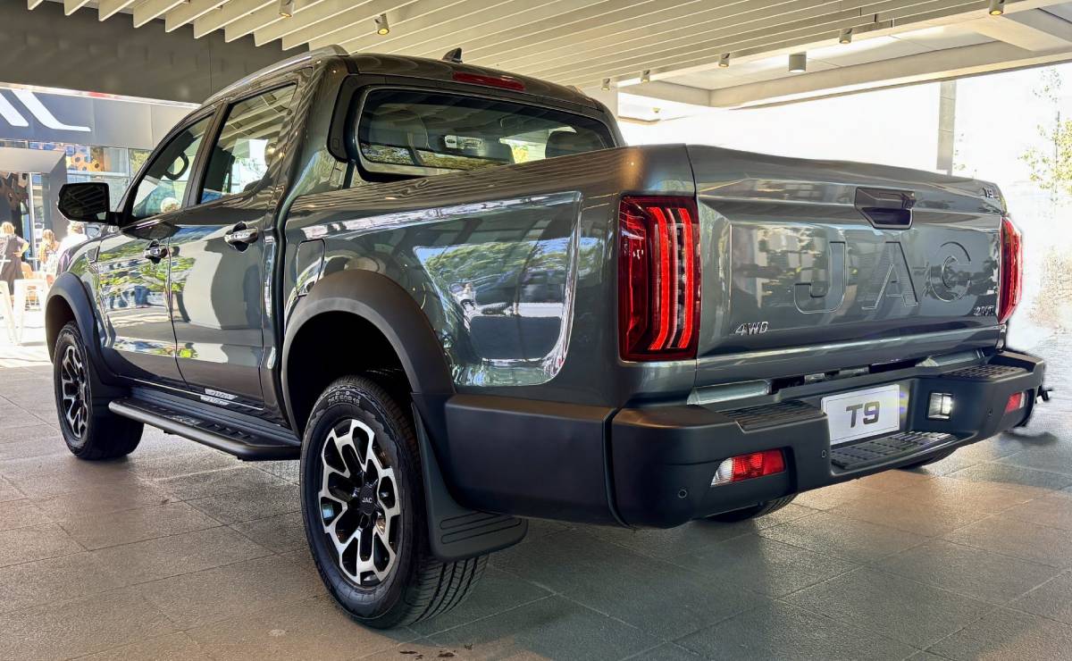 Pick up JAC T9 trasera