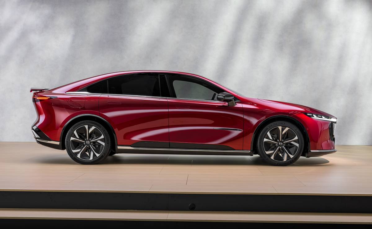 Sedan Mazda6e perfil