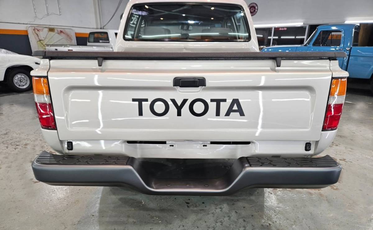 Toyota Hilux DLX cola