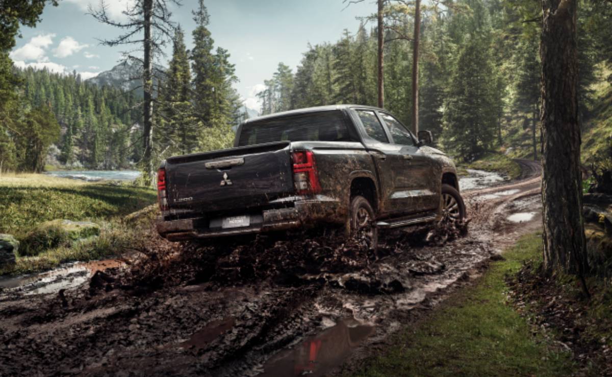 Mitsubishi L200 lanzamiento accion trasera