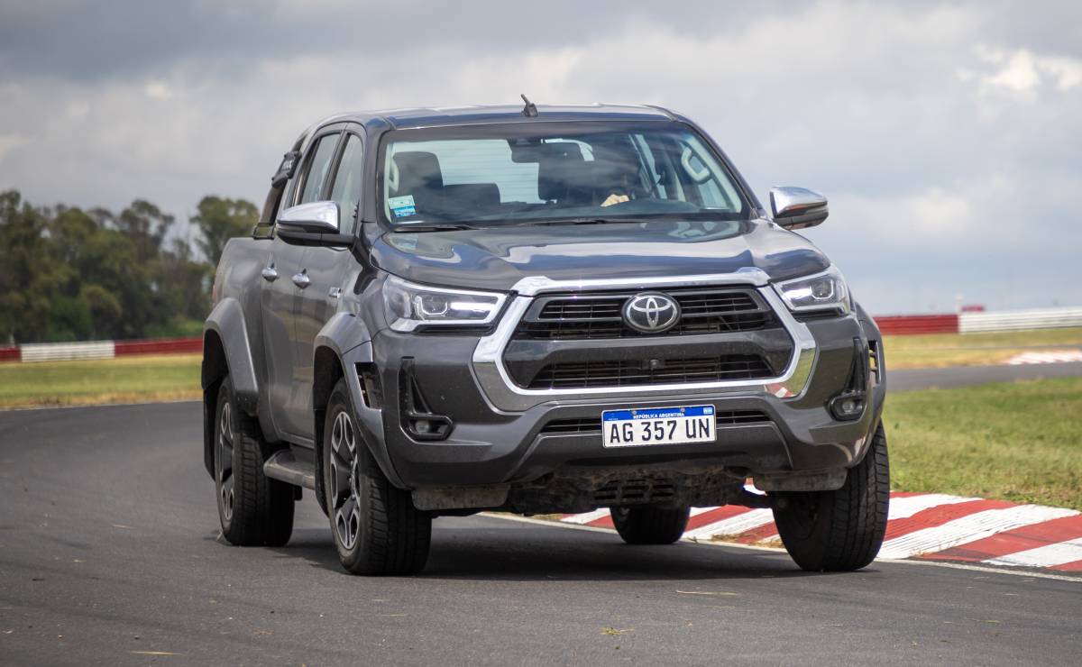 Toyota Hilux SRX 1