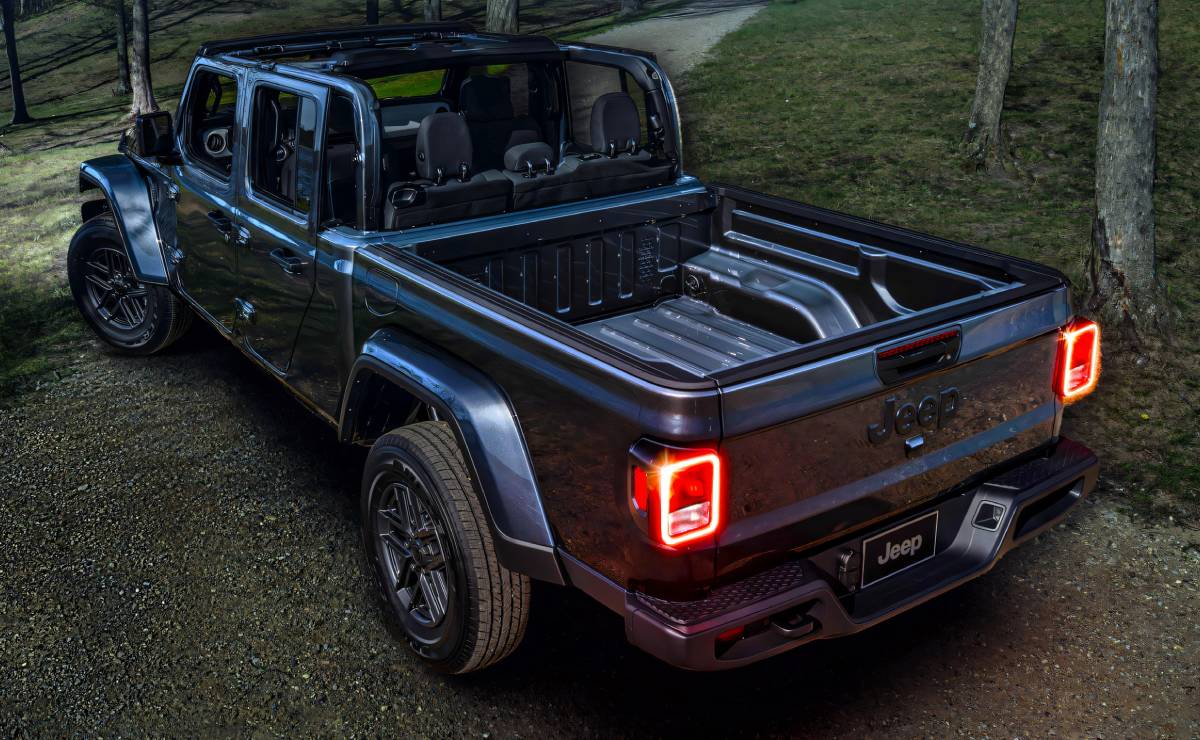 Jeep Gladiator Dark Sky trasera
