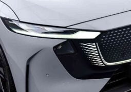 Sedan compite contra Toyota y Nissan