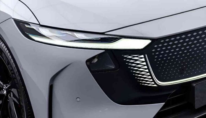 Sedan compite contra Toyota y Nissan