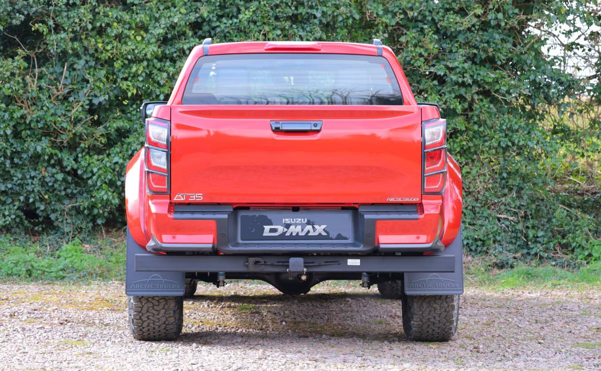 Pick up Isuzu D Max Artic Trucks cola