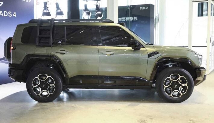 SUV Dongfeng Warrior M817 perfil