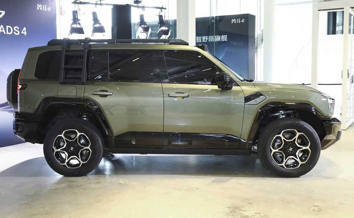 SUV Dongfeng Warrior M817 perfil