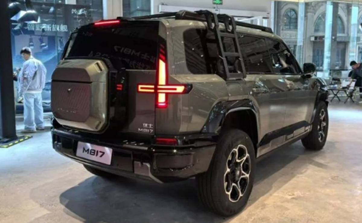 SUV Dongfeng Warrior M817 trasera