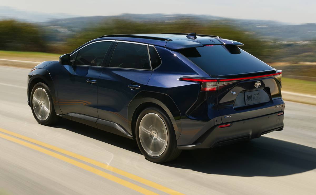 SUV Toyota bZ trasera accion