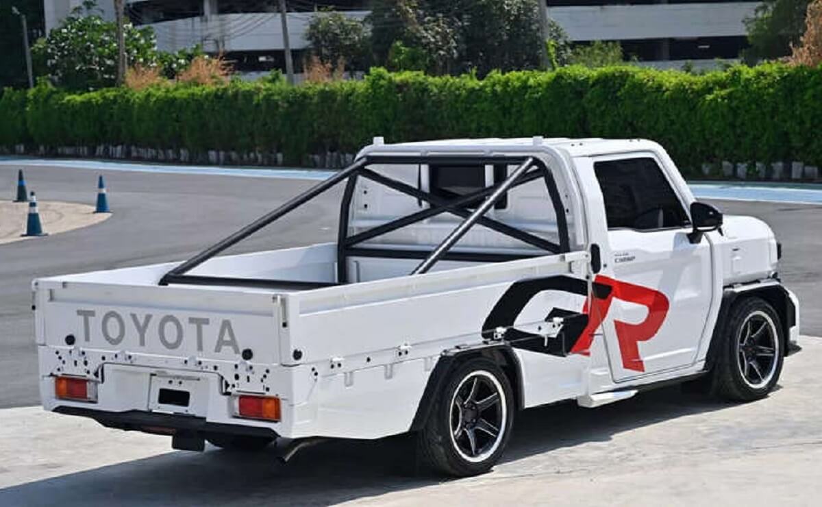 Toyota mini Land Cruiser GR parte trasera